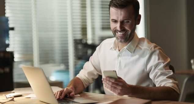 Empresário multitarefa trabalhando à noite