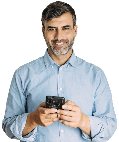 Advogada sorridente segurando celular e cartão